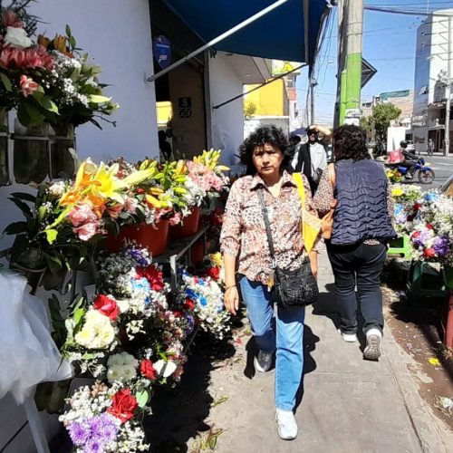 Flores y coronas por Todos los Santos: precios, tradiciones y creatividad en Arequipa